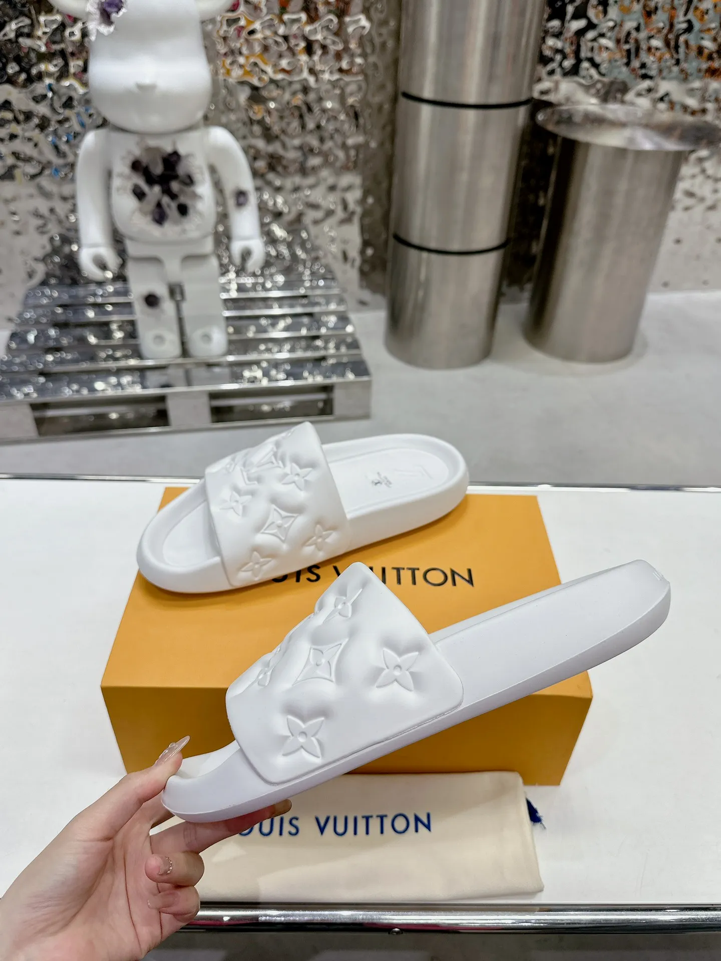 [L Home] P: 280💰 ▪️Shoe size: Women's 35-40 Men's 38-46▪️Packaging: Counter top quality~original packaging 𝟐𝟎𝟐5 Louis Vuitton counter's new embossed slippers, lv monogram embossed slippers, Waterfront sandals are back with a new look, and the upper buckle is embossed with lv's iconic Monogram pattern. Made of waterproof rubber with a comfortable and resilient insole. The lightweight, flexible outsole is embossed with the Louis Vuitton logo. ▪️Fabric: Original molded rubber foam surface ▪️Technology: embossed logo ▪️Sole: Original molded rubber foam outsole ▪️Sole thickness: 3CM.